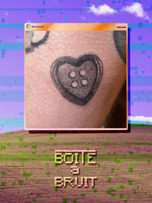 Tatouage d'un bouton de couture en forme de cœur, en pointillisme
