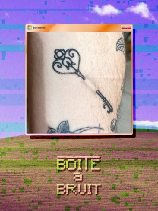 Tatouage de deux clés, une ornée en forme de cœur et une clé squelette
