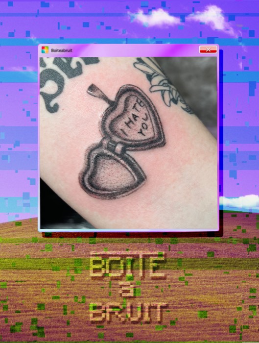 Gros plan du tatouage médaillon cœur